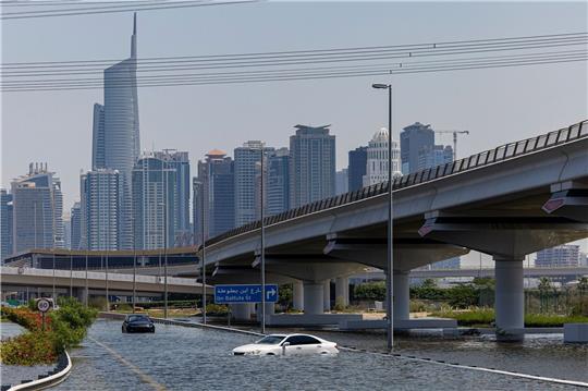 Hochwasser in Dubai. In den Vereinigten Arabischen Emiraten kam es nach schweren Regenfällen zu Überschwemmumngen.