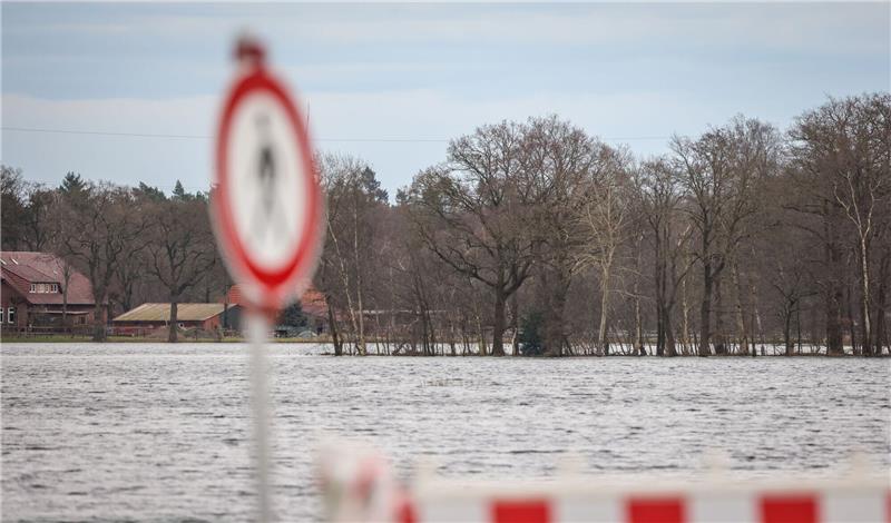 Gemeinde Lilienthal baut 800 Meter langen mobilen Deich auf Hochwasser steht auf einer Wiese an der Wörpe in Lilienthal.