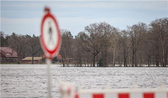 Hochwasser steht auf einer Wiese an der Wörpe in Lilienthal.