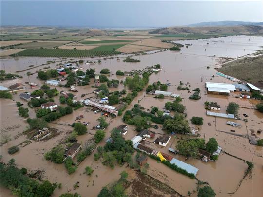 Hochwasser umgibt Häuser und Bauernhöfe nach dem Rekordregen in der Region Thessalien.