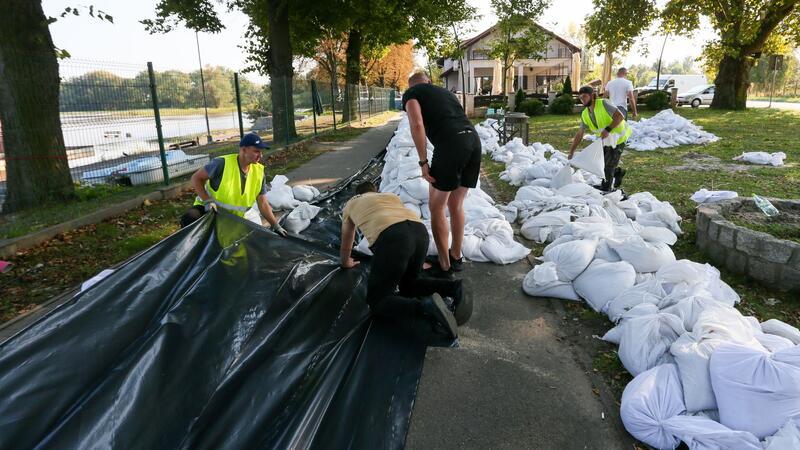Hochwasserwelle der Oder nähert sich Grenze zu Deutschland Hochwasserschutz in Nowa Sol in der Woiwodschaft Lebus.