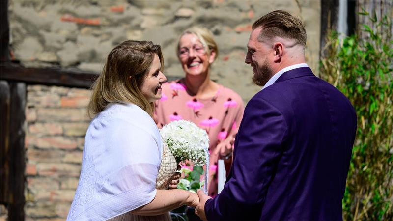 Hochzeit ohne Kirche, aber mit Traurednerin.