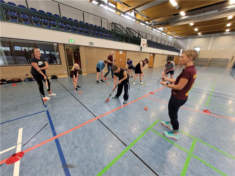 Lehrkräfte drücken in Bad Harzburg sportlich die Schulbank Hockey-Trainerin Stephanie Kostka vom GHC 09 (rechts) zeigt den Lehrkräften die korrekte Schlägerhaltung. Foto: Exner