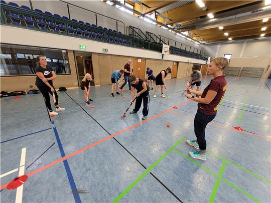 Hockey-Trainerin Stephanie Kostka vom GHC 09 (rechts) zeigt den Lehrkräften die korrekte Schlägerhaltung. Foto: Exner