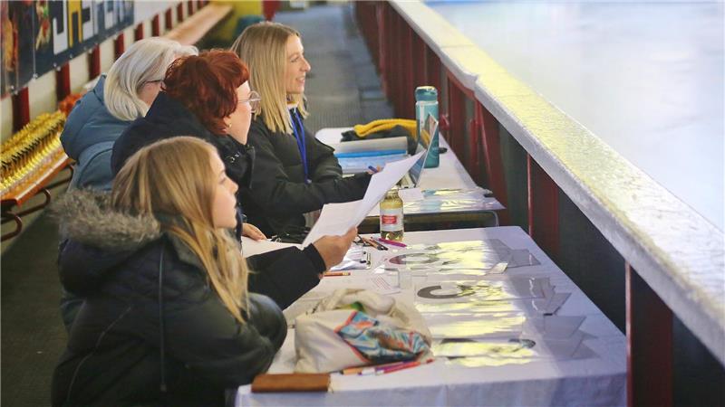 Ballett auf Schlittschuhen im Braunlager Eisstadion Höchste Konzentration bei den Punktrichterinnen.