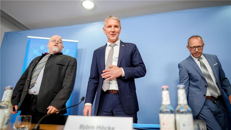Höcke und Urban legen Gutachten gegen Beobachtung vor Höcke sieht Gutachten auch als wichtig für Rechtsstreit der Bundes-AfD.