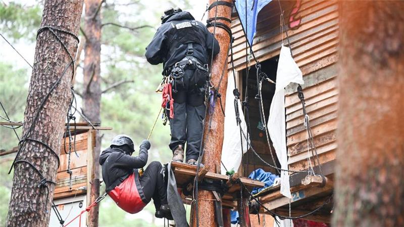 Zähe Hängepartie - Polizei löst Tesla-Protestcamp auf Höhenretter der Polizei sind bei der Räumung des Protestcamps der Tesla-Gegner an einem Baumhaus im Einsatz.