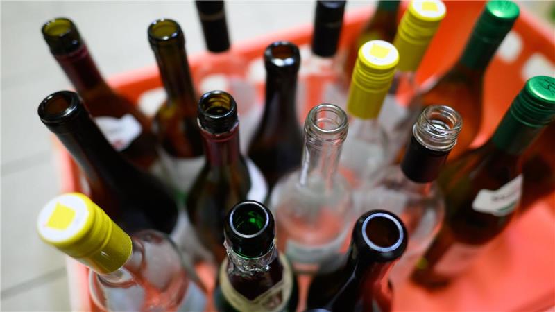 Höhere Preise könnten den Alkohol-Konsum laut Experten senken. (Symbolbild)