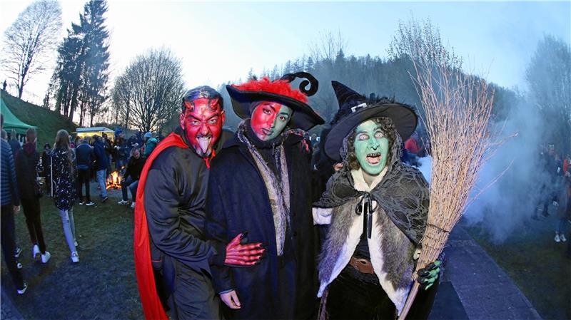 Walpurgis in Altenau: Hexenkessel mit neuem Schwung Höllisch geht es im Kurpark zu, wenn der Oberteufel auf Maikönigin und Hexen trifft. Archivfoto: Neuendorf