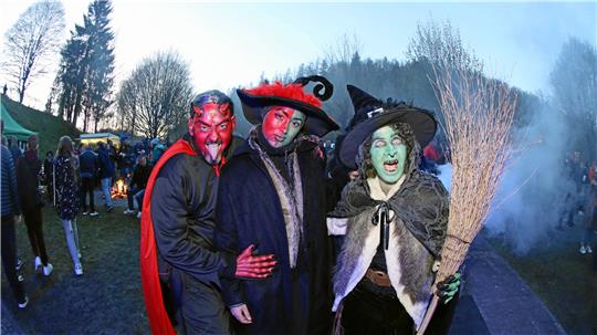 Höllisch geht es im Kurpark zu, wenn der Oberteufel auf Maikönigin und Hexen trifft.  Archivfoto: Neuendorf