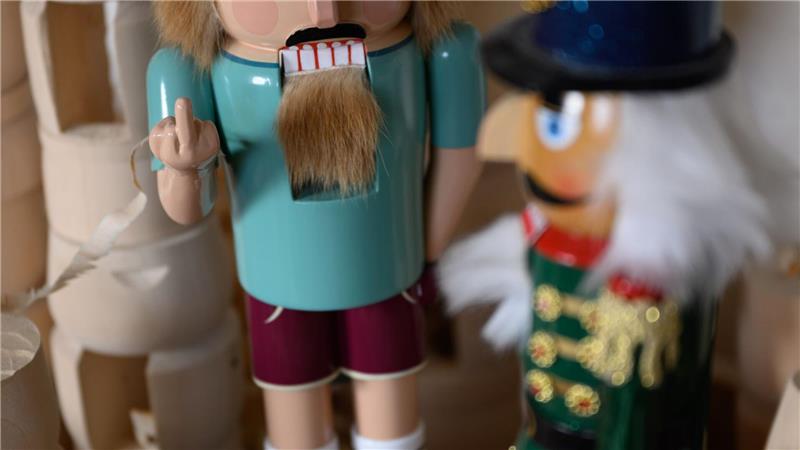 Stinkefinger-Nussknacker kämpft gegen Billig-Kopien Hölzerner Rebell: Der erzgebirgische Nussknacker zeigt Billigkopien aus Fernost den Stinkefinger.