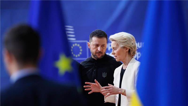 Hoffen auf eine Einigung der Staats- und Regierungschefs: Die Präsidentin der Europäischen Kommission, Ursula von der Leyen und der ukrainische Präsident Wolodymyr Selenskyj. (Archivbild)