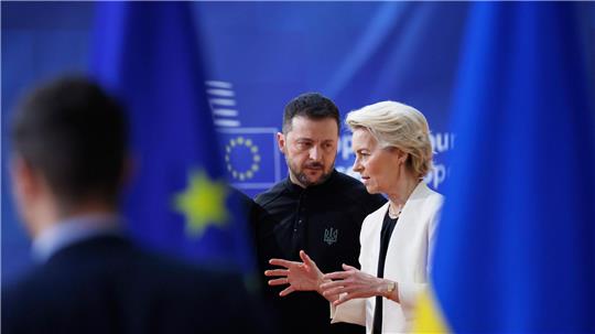 Hoffen auf eine Einigung der Staats- und Regierungschefs: Die Präsidentin der Europäischen Kommission, Ursula von der Leyen und der ukrainische Präsident Wolodymyr Selenskyj. (Archivbild)