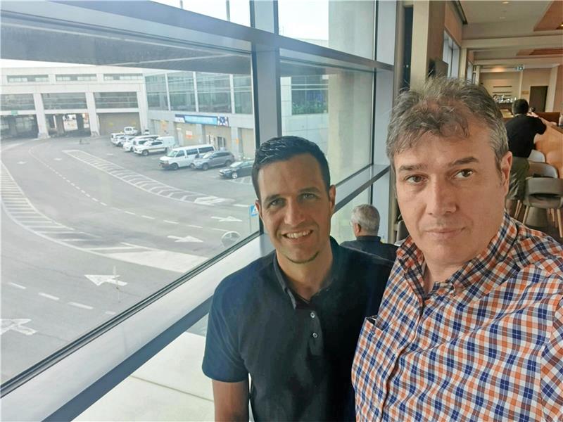 Goslarer reist mit dem ersten Evakuierungsflug raus aus Israel Hoffen auf ihren Rückflug: Frank (re.) und Marco Rocco am Donnerstag im Flughafen Tel Aviv. Foto: Rocco
