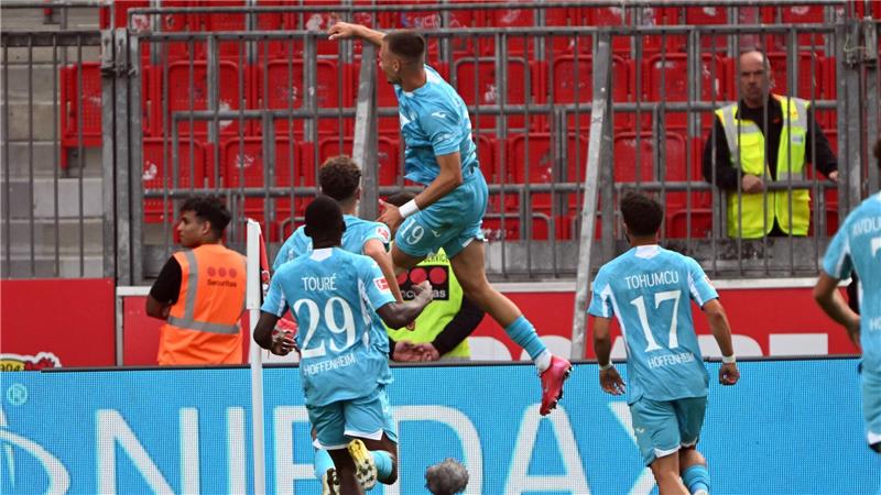 Bundesliga-Debüt von ten Hag für Leverkusen missglückt Hoffenheim jubelt über das Tor zum 2:1.