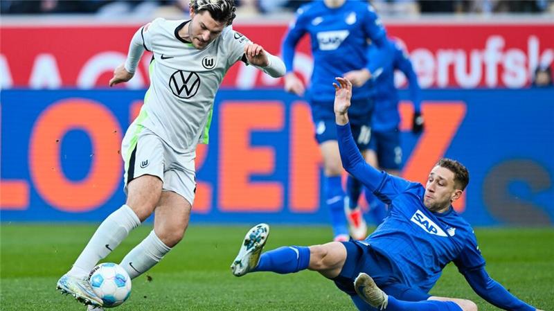 Amoura lässt Wolfsburg jubeln: 1:0 bei Hoffenheim Hoffenheim mit Arthur Chaves (re.) in Bedrängnis