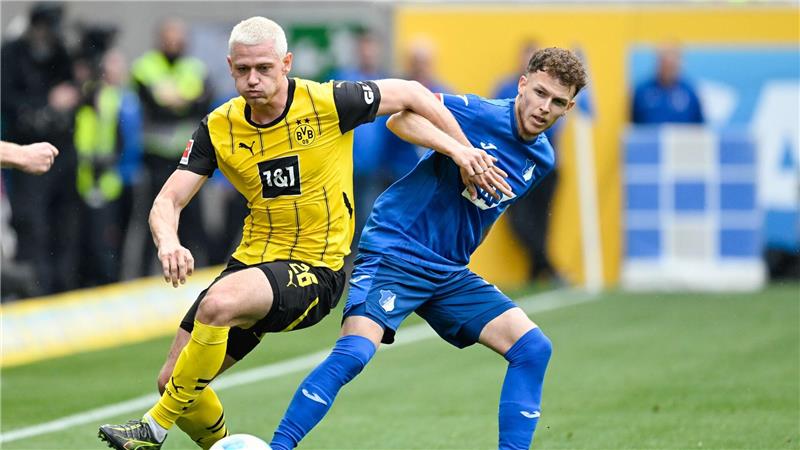 Dortmund schlampt und siegt doch noch in Hoffenheim Hoffenheim und Dennis Geiger (r.) rannten viel hinterher.