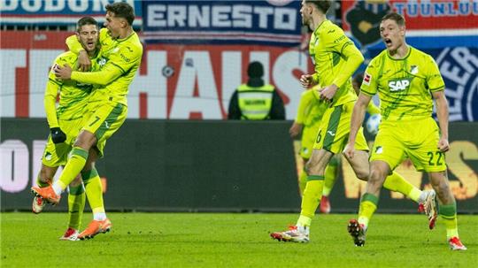 Hoffenheims Andrej Kramaric (links) wird nach seinem Tor zum 2:0 gefeiert.