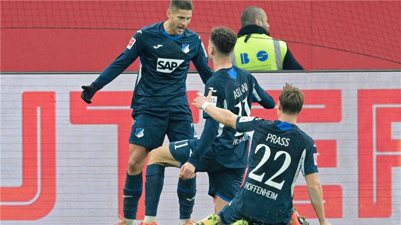 Hoffenheims Andrej Kramaric (r.) darf sich feiern lassen.