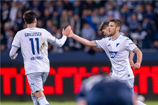 Hoffenheims Andrej Kramaric (r) jubelt nach seinem Tor zum 3:1 mit Teamkollege Florian Grillitsch.