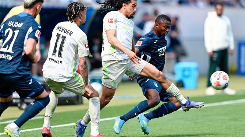 Hoffenheims Bazoumana Touré (r.) macht Druck gegen Werder. 