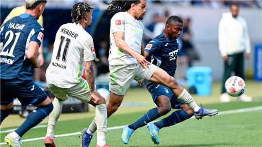 Hoffenheims Bazoumana Touré (r.) macht Druck gegen Werder. 