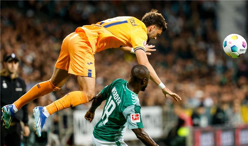 Für Werder-Comeback: Keita sagt Länderspiel-Reise ab Hoffenheims Florian Grillitsch (l) und Bremens Naby Keita kämpfen um den Ball.