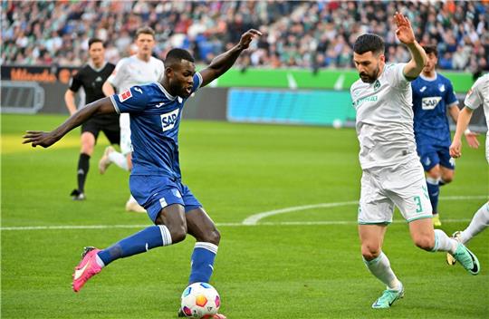 Hoffenheims Ihlas Bebou (l) im Zweikampf mit Anthony Jung von Werder Bremen.