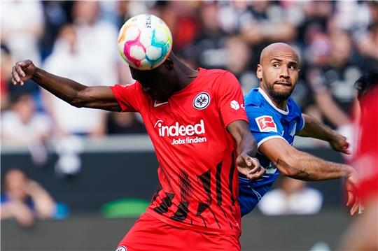 Hoffenheims John Anthony Brooks (r) und Frankfurts Randal Kolo Muani kämpfen um den Ball.