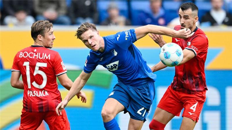 3:1 im Kellerduell: Hoffenheim verschärft Bochumer Krise Hoffenheims Mairus Bülter (M.) traf gegen Bochum doppelt, doch nur ein Tor zählte.