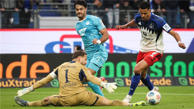 Hoffenheims Nationaltorhüter Oliver Baumann (l) verschuldete den Foulelfmeter gegen Robert Glatzel (r).  