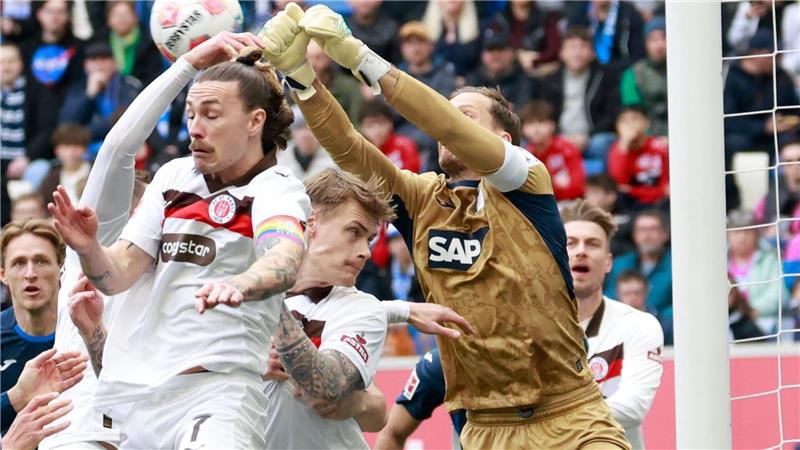 Hoffenheims Nationaltorwart Oliver Baumann bekam gegen St. Pauli unerwartet viel Arbeit.  