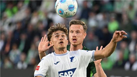 Hoffenheims Tom Bischof (l) und Wolfsburgs Yannick Gerhardt.im Zweikampf.