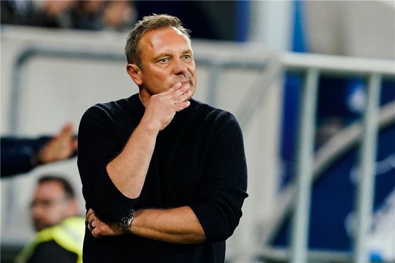 „Optimierungsbedarf im Umgang”: Kritik von Breitenreiter Hoffenheims Trainer Andre Breitenreiter steht am Spielfeldrand.