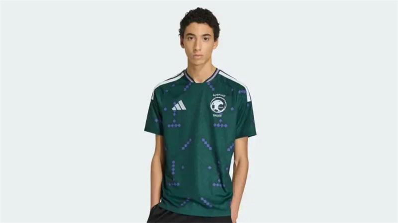 Grünes Trikot mit Lila-Klötzen darauf.