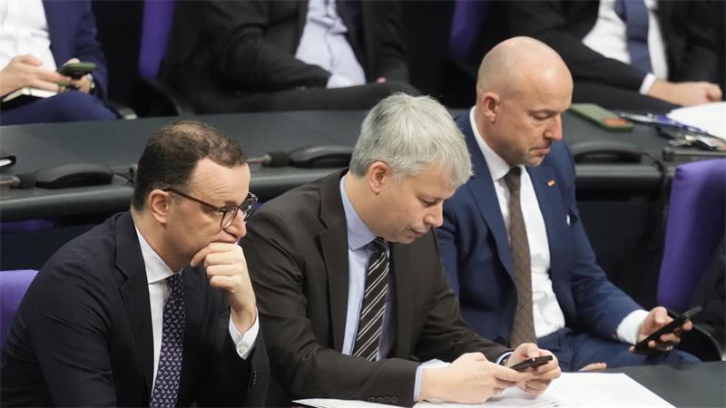Spahn-Beben könnte zu Regierungsumbau führen Hoffmann und Bilger nehmen Spahns Rolle vorübergehend ein. (Archivbild)