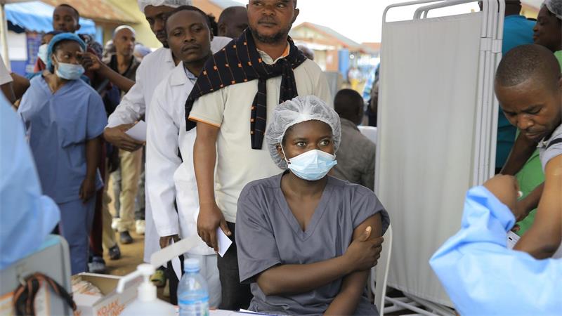 Schon mehr als 5.000 Ebola-Tote im Kongo Hoffnungen liegen auf dem Impfstoff Ervebo, der möglicherweise auch gegen den Bundibugyo-Erreger im aktuellen Ausbruch hilft. (Archivbild)
