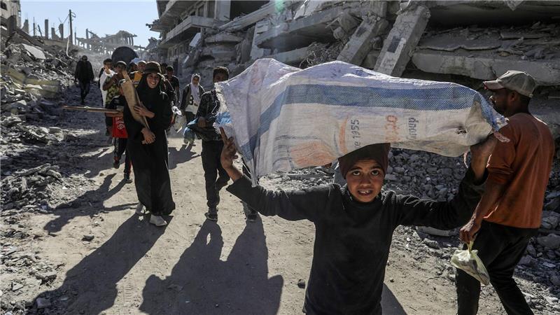 Hoffnungsvolle Heimkehrer: Vertriebene Palästinenser kehren in ihre Häuser zurück, nachdem sich die israelische Armee aus einigen Gebieten östlich von Chan Junis im südlichen Gazastreifen zurückgezogen hat. Israel und die Hamas haben sich auf die erste Phase eines Friedensplans zur Beendigung der Kämpfe geeinigt.