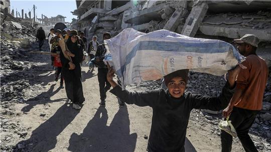 Hoffnungsvolle Heimkehrer: Vertriebene Palästinenser kehren in ihre Häuser zurück, nachdem sich die israelische Armee aus einigen Gebieten östlich von Chan Junis im südlichen Gazastreifen zurückgezogen hat. Israel und die Hamas haben sich auf die erste Phase eines Friedensplans zur Beendigung der Kämpfe geeinigt.