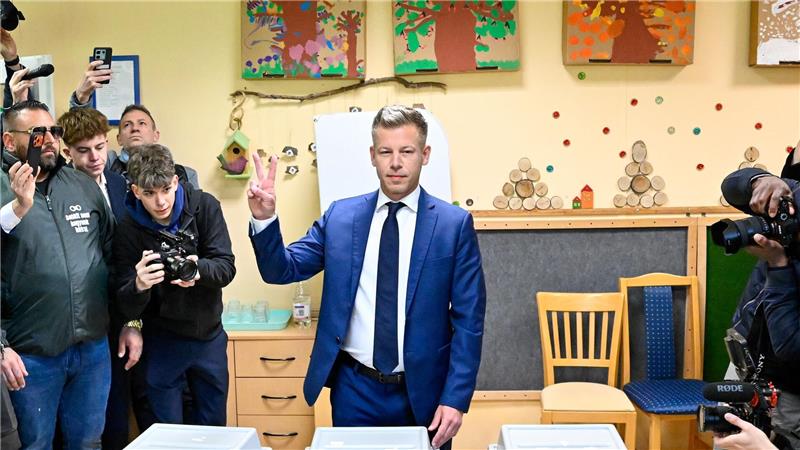 Hofft auf den Wahlsieg: Peter Magyar, Vorsitzender der Oppositionspartei Tisza,  nach der Stimmabgabe in einem Wahllokal in Budapest.