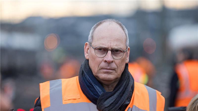 Hofft wie die Fahrgäste auf besseres Wetter: Der Vorstand Infrastrukturplanung und -projekte bei der DB InfraGo, Gerd-Dietrich Bolte. (Archivbild)