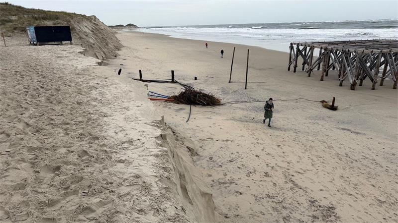 „Gewaltiges Loch“ – Sturmfluten spülen an Inseln Sand weg Hohe Abbruchkanten sind für Spaziergänger gefährlich.