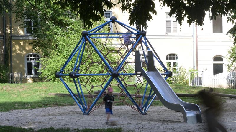 Hohe Bäume spenden Schatten und kühlen über Verdunstung die Umgebung. 