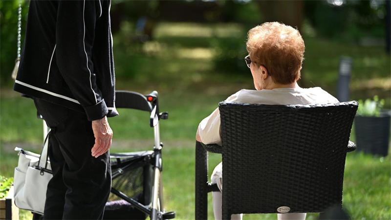 Wie gut sind Pflegeheime und Kliniken gegen Hitze gerüstet? Hohe Temperaturen können gerade für ältere und pflegebedürftige Menschen schnell lebensgefährlich werden.