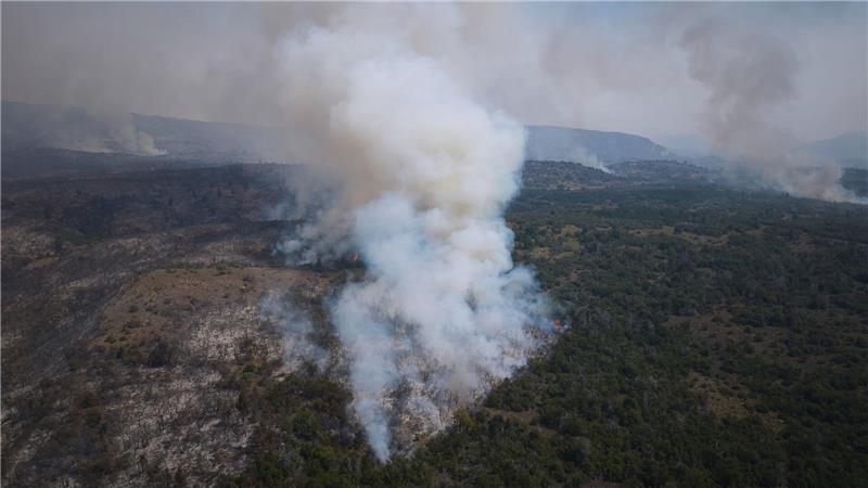 Hohe Temperaturen und starke Winde erschweren die Löscharbeiten.