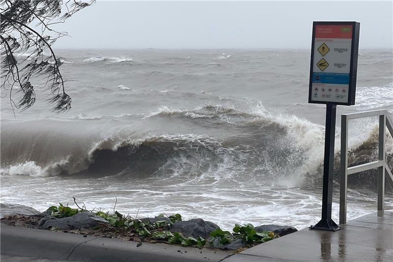 Tropensturm „Jasper” erreicht Australiens Ostküste Hohe Wellen am Trinity Beach im australischen Cairns.