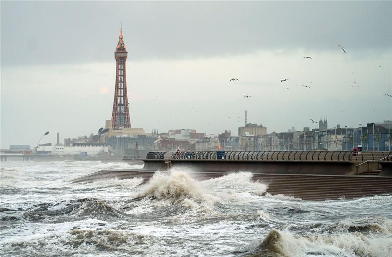 Sturmtief „Isha” fegt über die britischen Inseln Hohe Wellen in Blackpool.