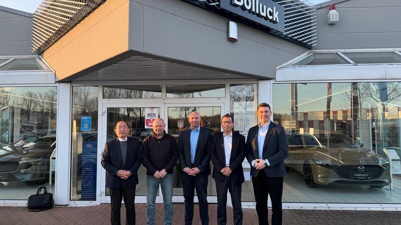 Hoher Besuch für Holger Bolluck (2.v.l.) und sein Team: die Suzuki-Markenchefs für Deutschland und Europa (1.&4.v.l.).