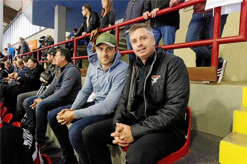 Hoher Besuch im Braunlager Wurmbergstadion: Leon Draisaitl (li.) von den Edmonton Oilers aus der NHL sitzt neben Kölns Sportdirektor Mark Mahon.  Foto: Drechsler