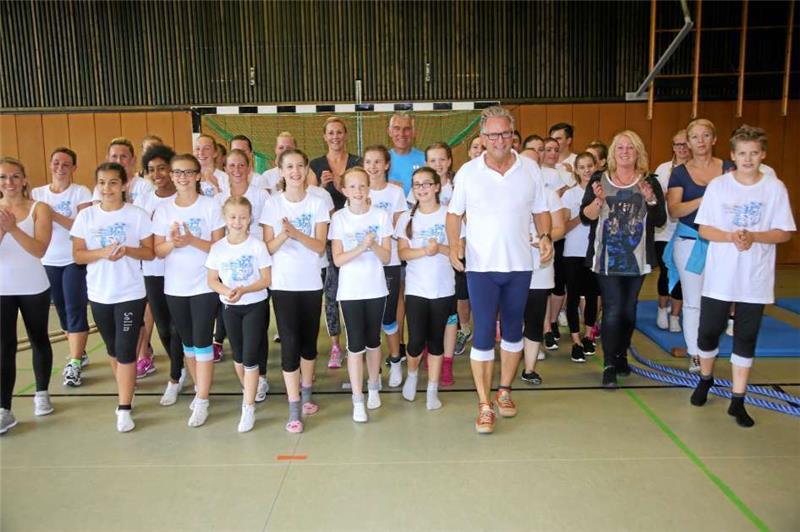Hoher Besuch im Harz: Die „Lindener Narren“ trainieren in der Akademie des Sports in Clausthal-Zellerfeld mit Bettina Wulff und Mirko Slomka (hintere Reihe, Mitte)